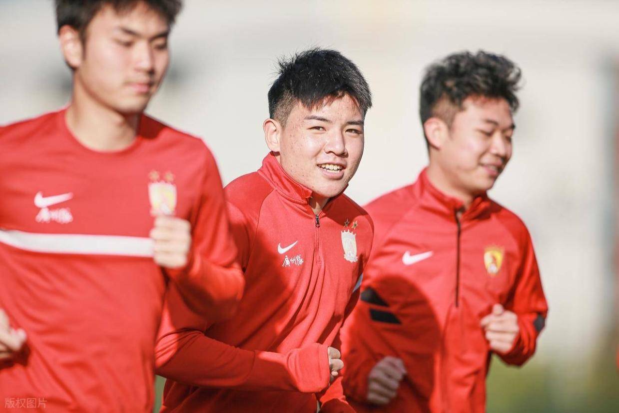 年仅21岁！曝中国男足新星正式加盟英超，已签合同，亚洲杯后官宣